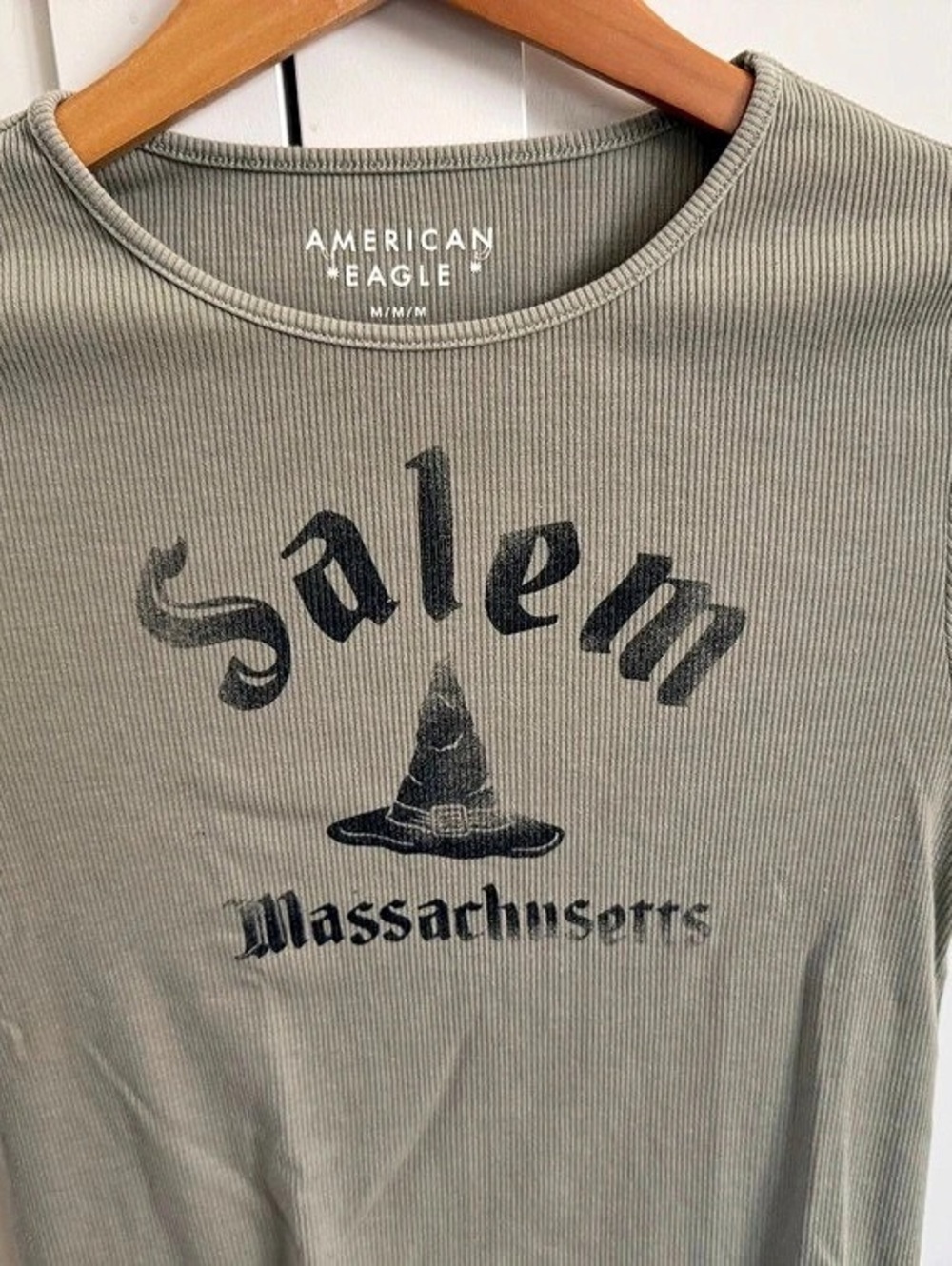American Eagle Salem Massachusetts witch hat Graphic Tee in Green Size Medium
